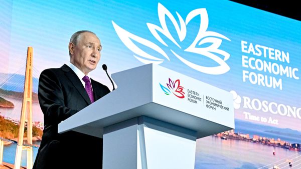 
Vladimir Putin, Vladivostok kentinde düzenlenen Doğu Ekonomi Forumu’nda konuşuyor - Sputnik Türkiye