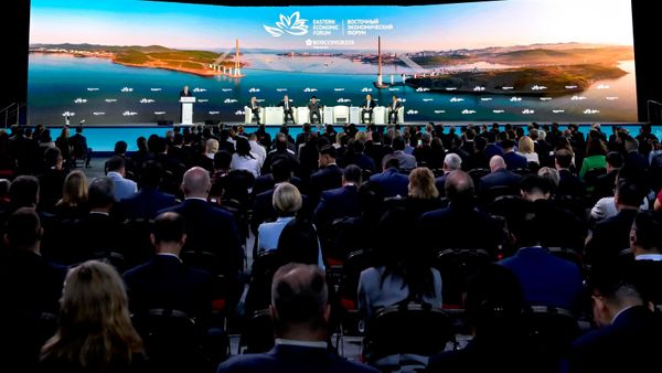 
Vladimir Putin, Vladivostok kentinde düzenlenen Doğu Ekonomi Forumu’nda konuşuyor - Sputnik Türkiye