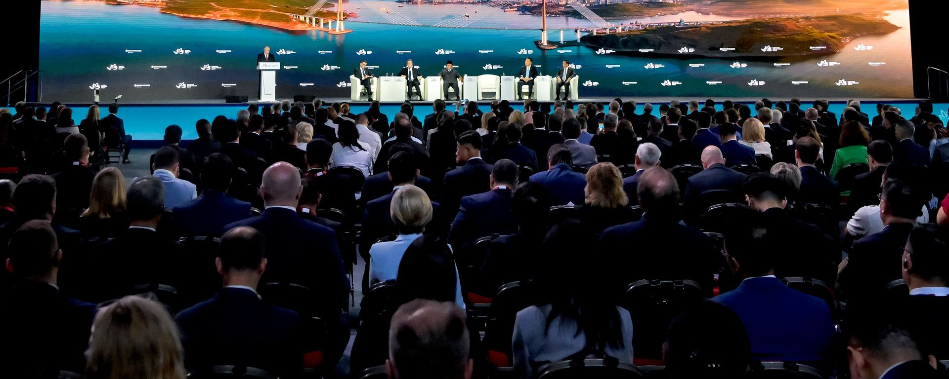 
Vladimir Putin, Vladivostok kentinde düzenlenen Doğu Ekonomi Forumu’nda konuşuyor - Sputnik Türkiye, 1920, 04.09.2026