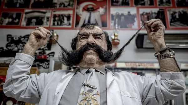 70 yıldır kesmiyor, bıyıkları 1,5 metreye ulaştı: 'Çok gizli bakımlar yapıyorum' - Sputnik Türkiye