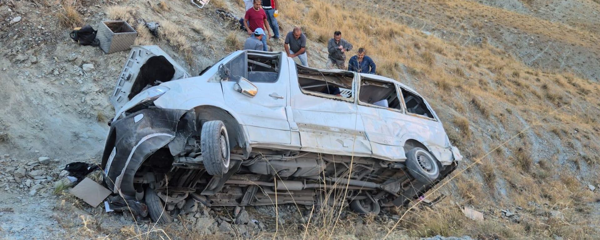 Elazığ'ın Keban ilçesinde minibüsün şarampole devrilmesi sonucu 5'i ağır 13 kişi yaralandı - Sputnik Türkiye, 1920, 03.09.2026