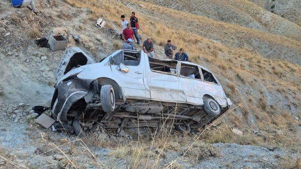 Elazığ'ın Keban ilçesinde minibüsün şarampole devrilmesi sonucu 5'i ağır 13 kişi yaralandı - Sputnik Türkiye