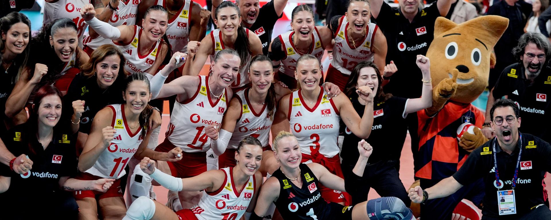 A Milli Kadın Voleybol Takımı, 2026 CEV Avrupa Şampiyonası'nın finalinde İtalya’yı 3-2 yenerek şampiyon oldu - Sputnik Türkiye, 1920, 06.09.2026
