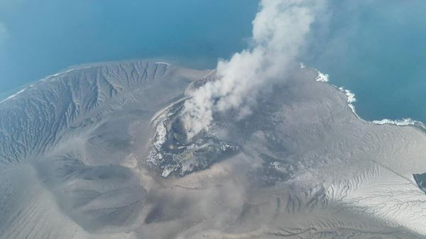 Endonezya'daki Anak Krakatau Yanardağı'nın patlamasıyla volkanik küller 15 bin metreye kadar yükseldi - Sputnik Türkiye