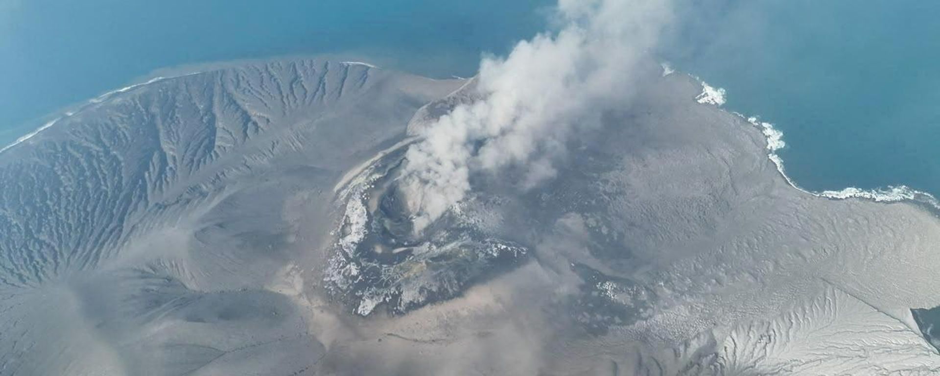 Endonezya'daki Anak Krakatau Yanardağı'nın patlamasıyla volkanik küller 15 bin metreye kadar yükseldi - Sputnik Türkiye, 1920, 09.09.2026
