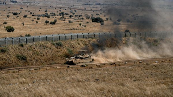 Golan Tepeleri'nde bir İsrail tankı - Sputnik Türkiye
