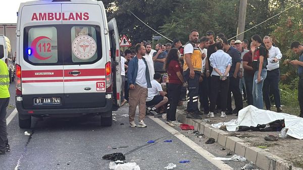 Düzce'nin Akçakoca ilçesinde tır ve fındık işçilerini taşıyan tarım aracı çarpıştı - Sputnik Türkiye