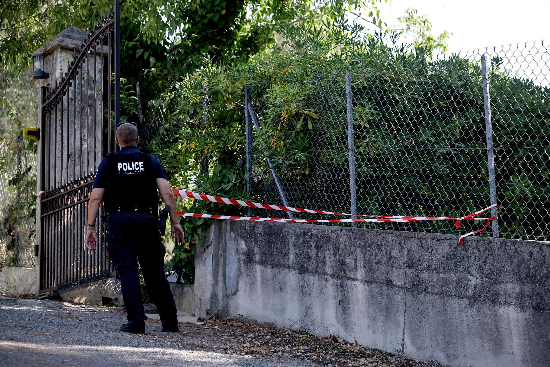 Fransız Rivierası'ndaki Cagnes-sur-Mer'de, hırsızların sabahın erken saatlerinde gerçekleştirdiği bir soygunla dört tablonun çalınmasının ardından, olay yeri inceleme ekipleri Renoir Müzesi'nin dış çitindeki bir deliğin yakınında çalışırken yerel bir polis memuru onları izliyor. - Sputnik Türkiye, 1920, 08.09.2026
