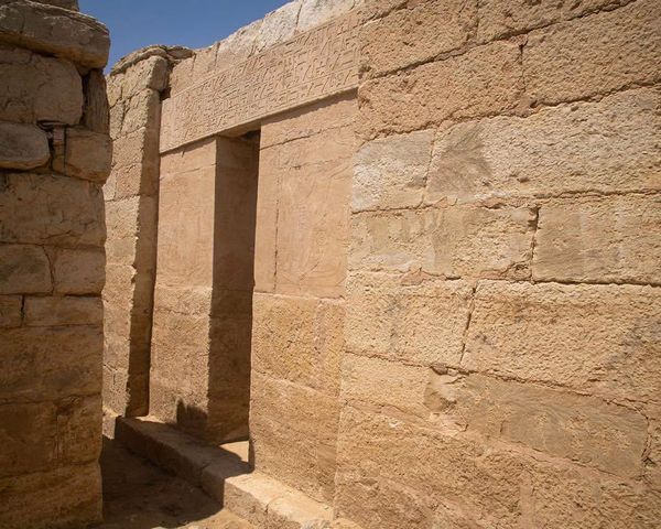 Mısır Turizm ve Eski Eserler Bakanlığı, mezarın Beşinci Hanedanlığın son dönemine ve Djedkare Isesi'nin hükümdarlığına tarihlendiğini açıkladı.  Mezardaki kabartma ve sahnelerde tarımsal faaliyetler ile sunu alaylarının tasvir edildiği, bunların bir bölümünün orijinal renklerini günümüze kadar koruduğu belirtildi. - Sputnik Türkiye