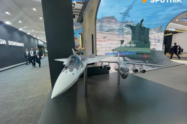 El Alameyn Uluslararası Havacılık Fuarı 2026’daki Rusya standında sergilenen silah ve askeri teçhizat örnekleri. - Sputnik Türkiye