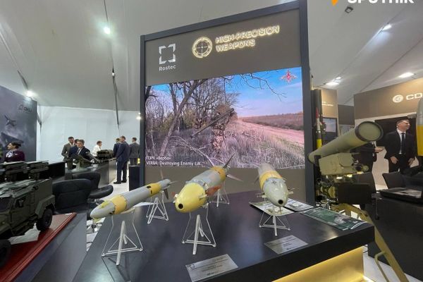 El Alameyn Uluslararası Havacılık Fuarı 2026’daki Rusya standında sergilenen silah ve askeri teçhizat örnekleri. - Sputnik Türkiye