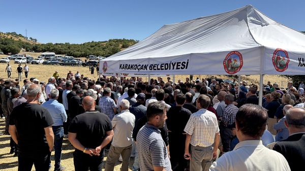 Elazığ'ın Karakoçan ilçesinde evlerinde çıkan yangında dumandan zehirlenerek öldüğü sanılan çiftin silahla vurularak öldürüldüğü tespit edildi - Sputnik Türkiye
