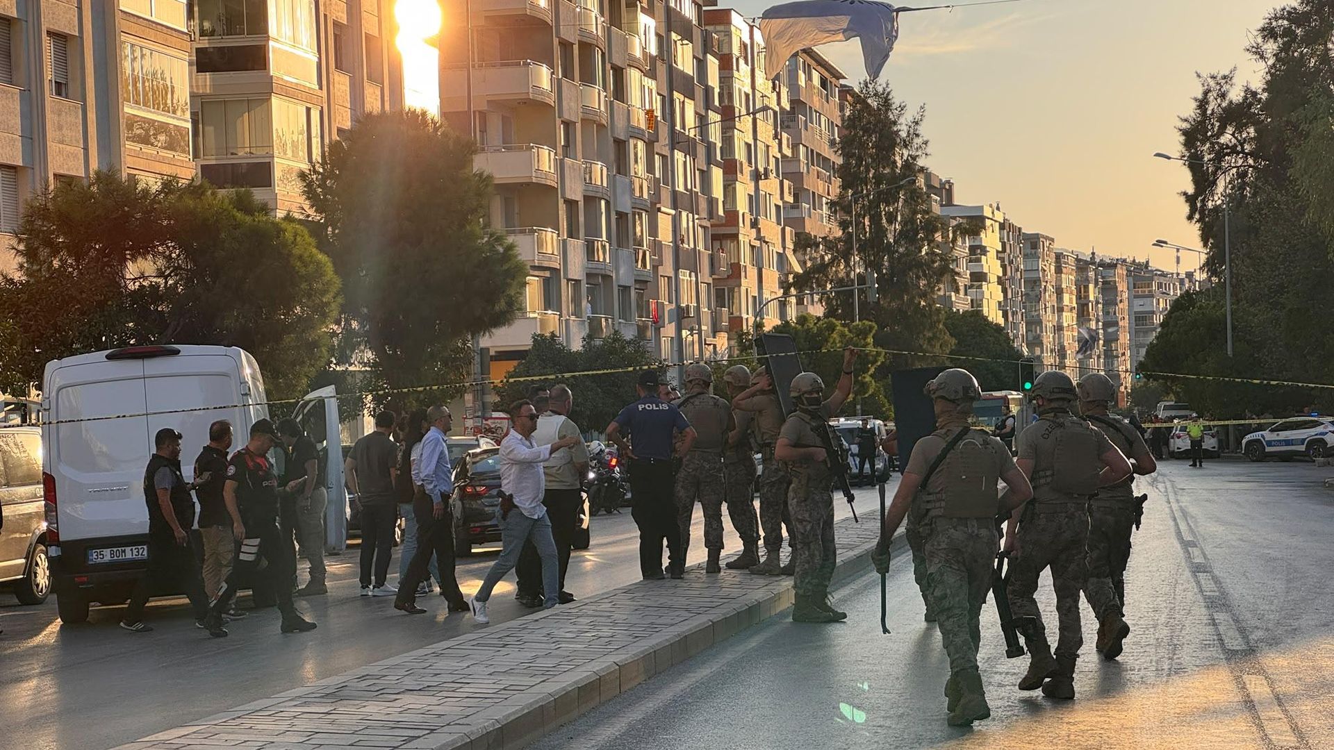 İzmir'in Karabağlar ilçesinde bir banka çalışanının rehin alındığı iddiası üzerine bölgeye polis ekipleri sevk edildi - Sputnik Türkiye, 1920, 09.09.2026