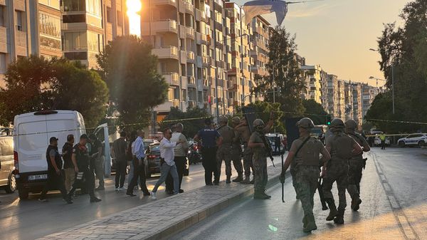 İzmir'in Karabağlar ilçesinde bir banka çalışanının rehin alındığı iddiası üzerine bölgeye polis ekipleri sevk edildi - Sputnik Türkiye