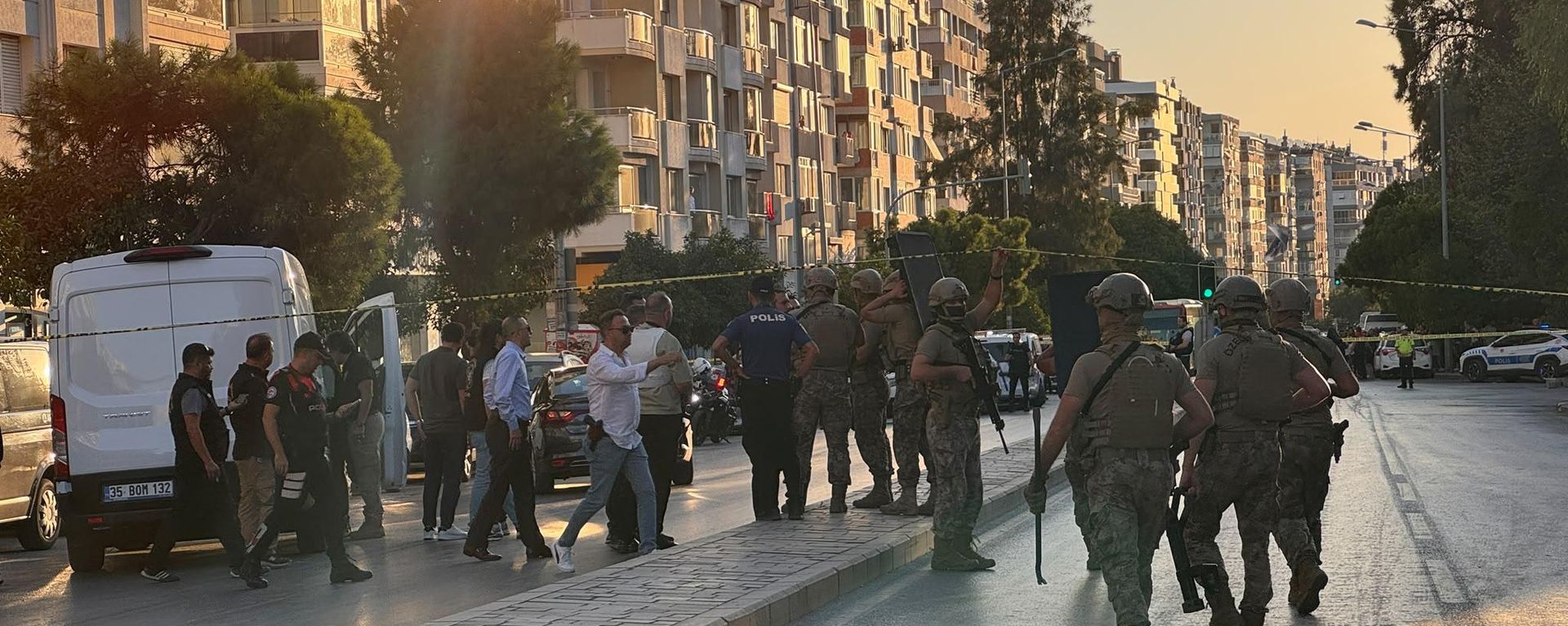 İzmir'in Karabağlar ilçesinde bir banka çalışanının rehin alındığı iddiası üzerine bölgeye polis ekipleri sevk edildi - Sputnik Türkiye, 1920, 09.09.2026