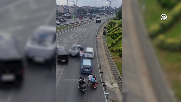 Trafikte kavga eden 3 sürücüye toplam 540 bin lira para cezası - Sputnik Türkiye