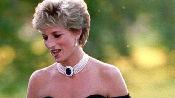 Prenses Diana'nın 'intikam elbisesi' müzayede evinde satışa çıkarılacak - Sputnik Türkiye