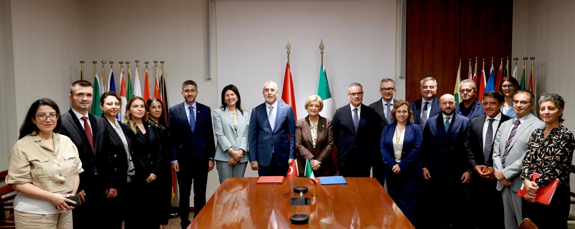 Çalışma ve Sosyal Güvenlik Bakanı Vedat Işıkhan ile İtalya Çalışma ve Sosyal Politikalar Bakanı Marina Elvira Calderone arasında işbirliği mutabakat zaptı imzalandı - Sputnik Türkiye, 1920, 10.09.2026