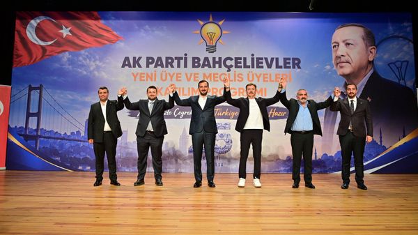 Bahçelievler'de 3 meclis üyesi CHP'den AK Parti'ye geçti - Sputnik Türkiye