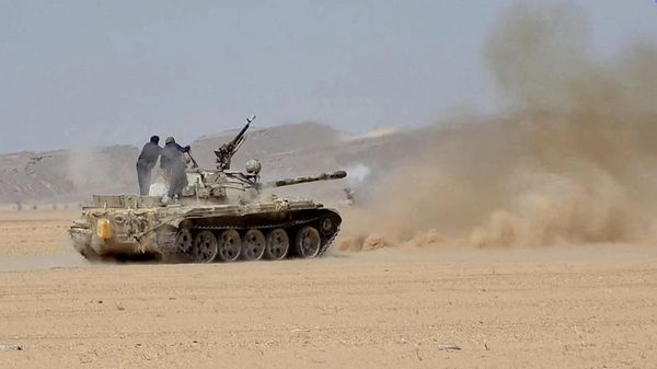 Suudi destekli Yemen güçleri bir tank üzerinde Husiler'in bulunduğu bölgeyi hedef aldı - Sputnik Türkiye