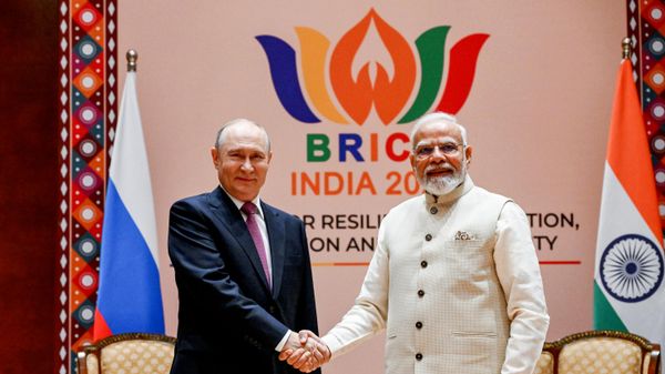 Rusya Devlet Başkanı Vladimir Putin ile Hindistan Başbakanı Narendra Modi, Yeni Delhi'de düzenlenen BRICS Zirvesi kapsamında bir araya geldi. - Sputnik Türkiye