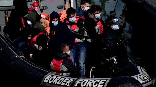 Fransa'dan İngiltere'ye geçen sığınmacılar. - Sputnik Türkiye