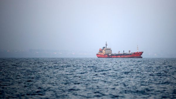 Hürmüz Boğazı’ndaki bazı gemiler İran’ın Keşm ile Larek Adası arasında bekleyişini sürdürüyor - Sputnik Türkiye