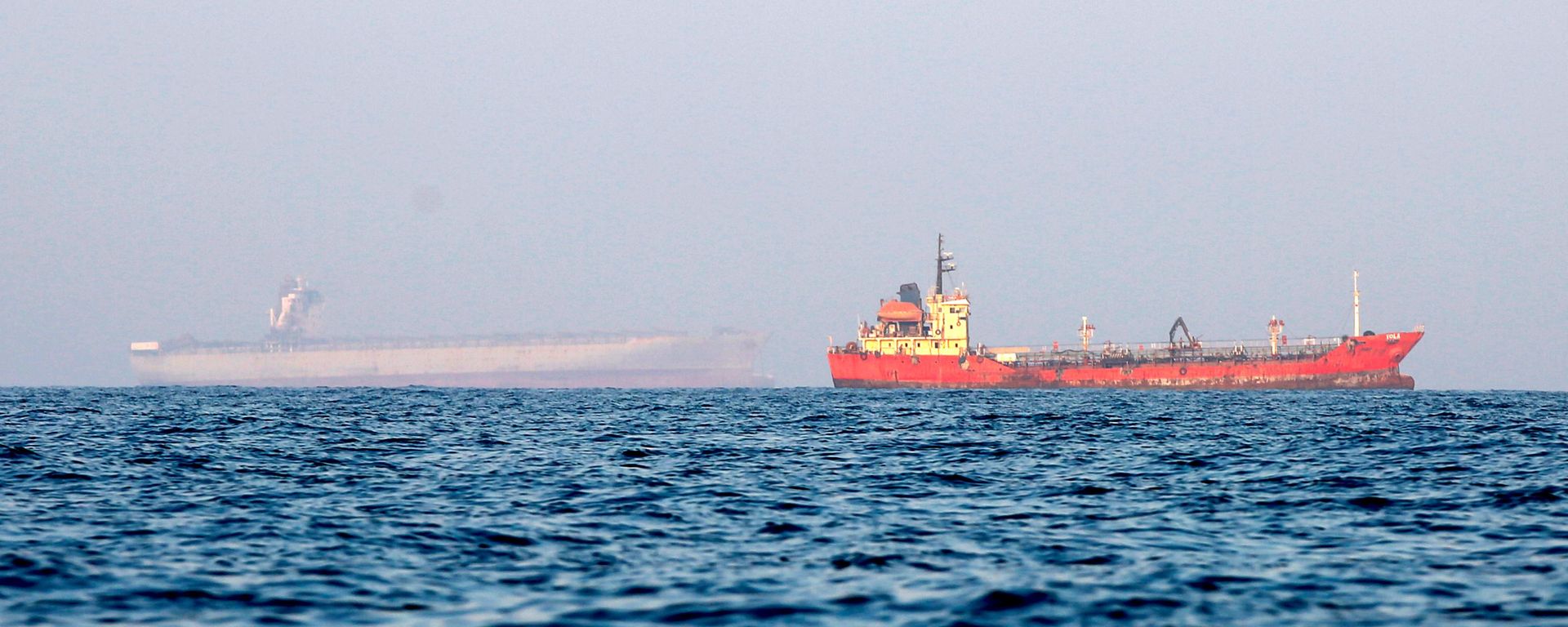 Hürmüz Boğazı’ndaki bazı gemiler İran’ın Keşm ile Larek Adası arasında bekleyişini sürdürüyor - Sputnik Türkiye, 1920, 06.10.2026