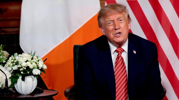 ABD Başkanı Donald Trump, Dublin'de İrlanda Başbakanı Micheal Martin ile birlikte - Sputnik Türkiye