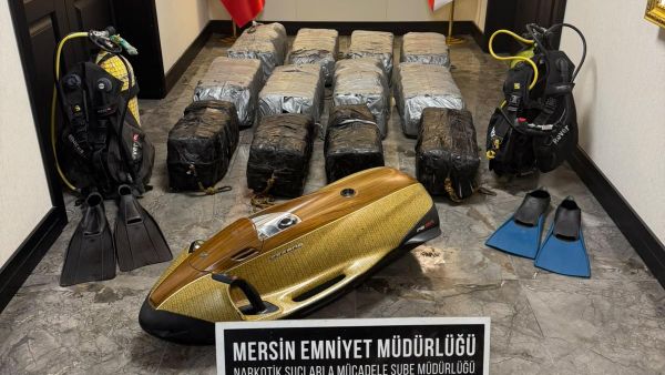 Mersin Limanı’nda düzenlenen operasyonda bir gemide gizlenmiş hâlde 350 kg kokain ele geçirildi - Sputnik Türkiye