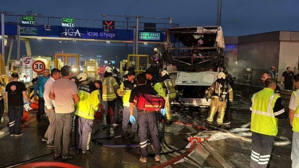 Kuzey Marmara Otoyolu'nda yolcu otobüsü bariyerlere çarparak yandı - Sputnik Türkiye