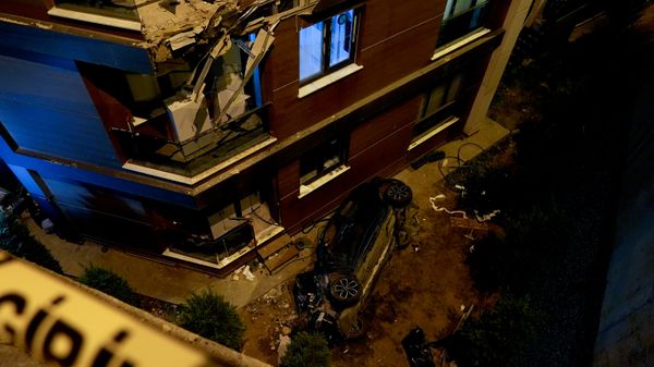 Eyüpsultan'da kontrolden çıkan otomobilin bina bahçesine düşmesi sonucu 2 kişi yaralandı - Sputnik Türkiye