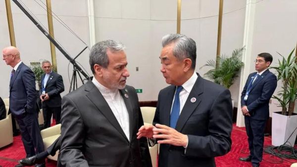 Arakçi ve Wang Yi - Sputnik Türkiye