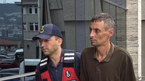 Zonguldak'ın Elvanpazarcık beldesinde 17 yaşındaki kız çocuğunu darp edip zincirle bağlandığı iddiasıyla tutuklanan baba - Sputnik Türkiye