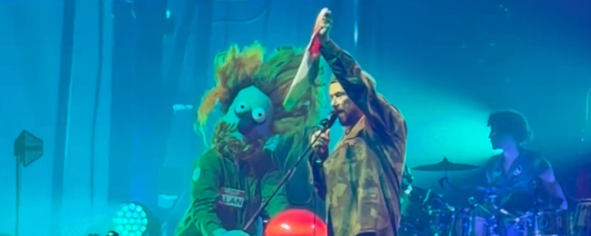 Damon Albarn, Gorillaz konserinde Filistin bayrağı kaldırdı - Sputnik Türkiye, 1920, 19.09.2026