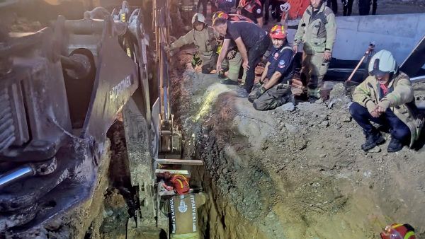 Büyükçekmece'de toprak kayması: 1 işçi hayatını kaybetti - Sputnik Türkiye