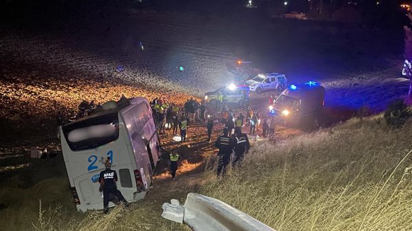 Amasya'da yolcu otobüsü tarlaya girdi - Sputnik Türkiye