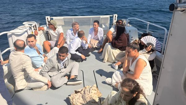 Yelkenlideki şık giyimli şüpheliler kaçak göçmen çıktı - Sputnik Türkiye