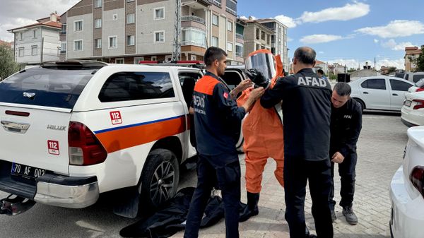 Karaman'da karı koca evlerinde ölü bulundu. Evde bulunan bir maddenin kimyasal olma ihtimali üzerine bölgeye sevk edilen AFAD ekipleri, dairede incelemede bulundu - Sputnik Türkiye