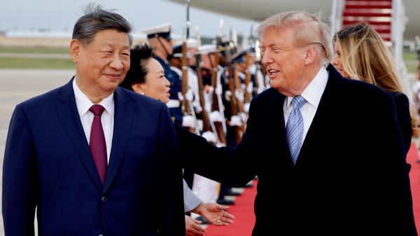 Президент США Дональд Трамп и председатель КНР Си Цзиньпин во время прибытия Си Цзиньпина на авиабазу Эндрюс, США - Sputnik Türkiye