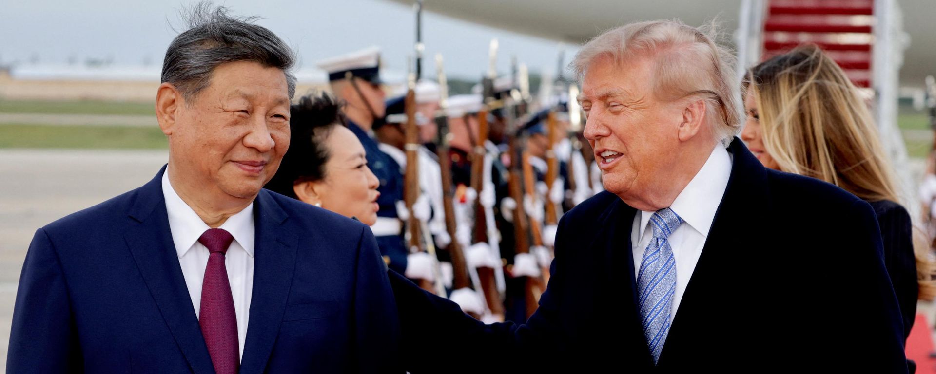 Президент США Дональд Трамп и председатель КНР Си Цзиньпин во время прибытия Си Цзиньпина на авиабазу Эндрюс, США - Sputnik Türkiye, 1920, 24.09.2026