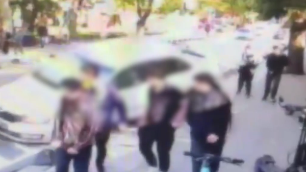 Üsküdar'da bir otomobil kaldırımda yürüyen 4 çocuğa çarptı - Sputnik Türkiye