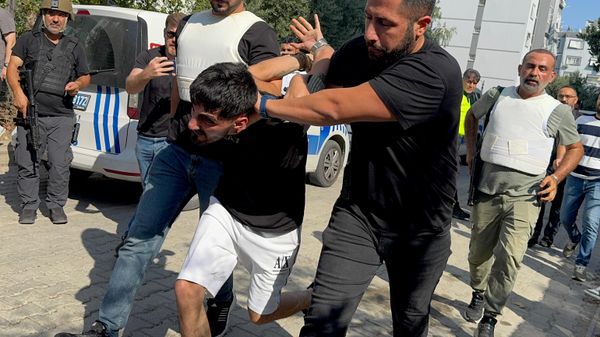 Adana'nın merkez Yüreğir ilçesinde polise teslim olmamak için el bombası ve tabancayla direnen firari hükümlü operasyonla yakalandı - Sputnik Türkiye