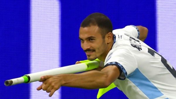 İsrailli futbolcu golü silah hareketiyle kutladı, korner direğiyle tribünlere 'nişan aldı': Anında oyundan atıldı - Sputnik Türkiye