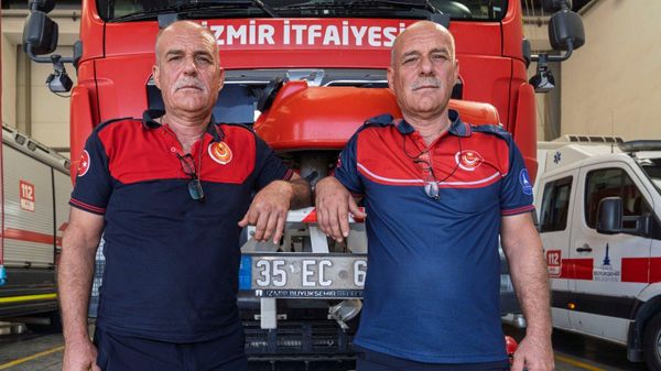 İtfaiye çavuşu olan 56 yaşındaki ikiz kardeşler Ahmet ve Mehmet Berber - Sputnik Türkiye