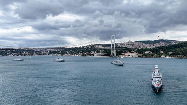 Preveze Deniz Zaferi'nin 488. yıl dönümü ve Deniz Kuvvetleri Günü kapsamında, İstanbul Boğazı'nda geçiş töreni düzenlendi - Sputnik Türkiye