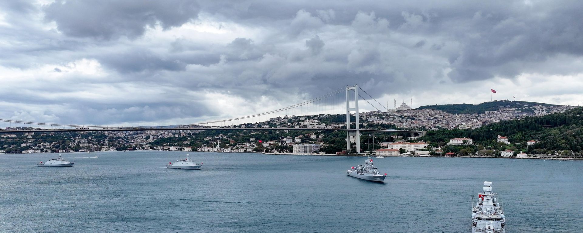 Preveze Deniz Zaferi'nin 488. yıl dönümü ve Deniz Kuvvetleri Günü kapsamında, İstanbul Boğazı'nda geçiş töreni düzenlendi - Sputnik Türkiye, 1920, 14.10.2026