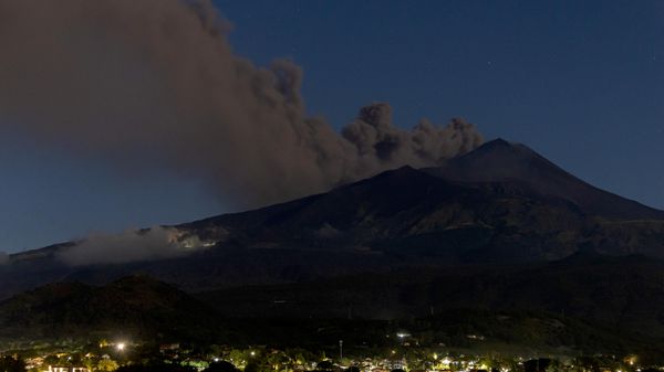 İtalya'nın Sicilya Adası'ndaki aktif yanardağ Etna'nın dünden bu yana yoğun biçimde kül püskürtmesi nedeniyle, Katanya Havalimanı'nın iç ve dış hat uçuşlarının bugün gece yarısına kadar durdurulduğu bildirildi. - Sputnik Türkiye