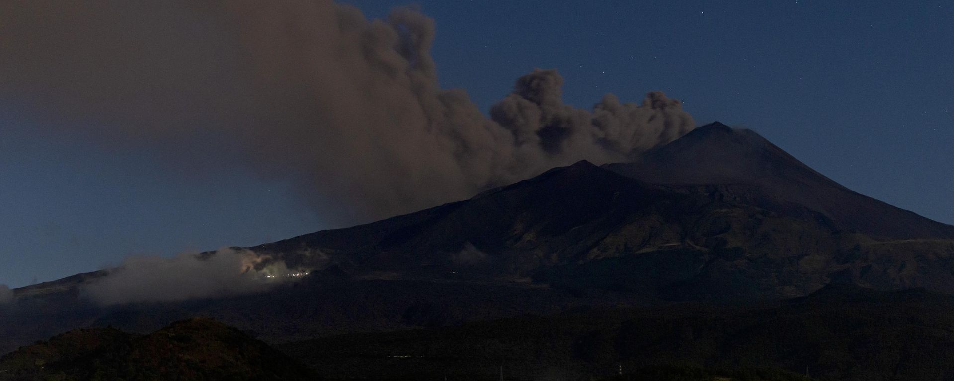 İtalya'nın Sicilya Adası'ndaki aktif yanardağ Etna'nın dünden bu yana yoğun biçimde kül püskürtmesi nedeniyle, Katanya Havalimanı'nın iç ve dış hat uçuşlarının bugün gece yarısına kadar durdurulduğu bildirildi. - Sputnik Türkiye, 1920, 27.09.2026