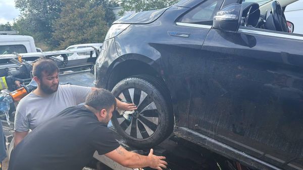 Kocaeli'nin Çayırova ilçesinde arızalanan minibüsü çekmeye çalıştığı sırada parmağı janta sıkışan çekicinin sürücüsü itfaiye ekiplerince kurtarıldı. - Sputnik Türkiye